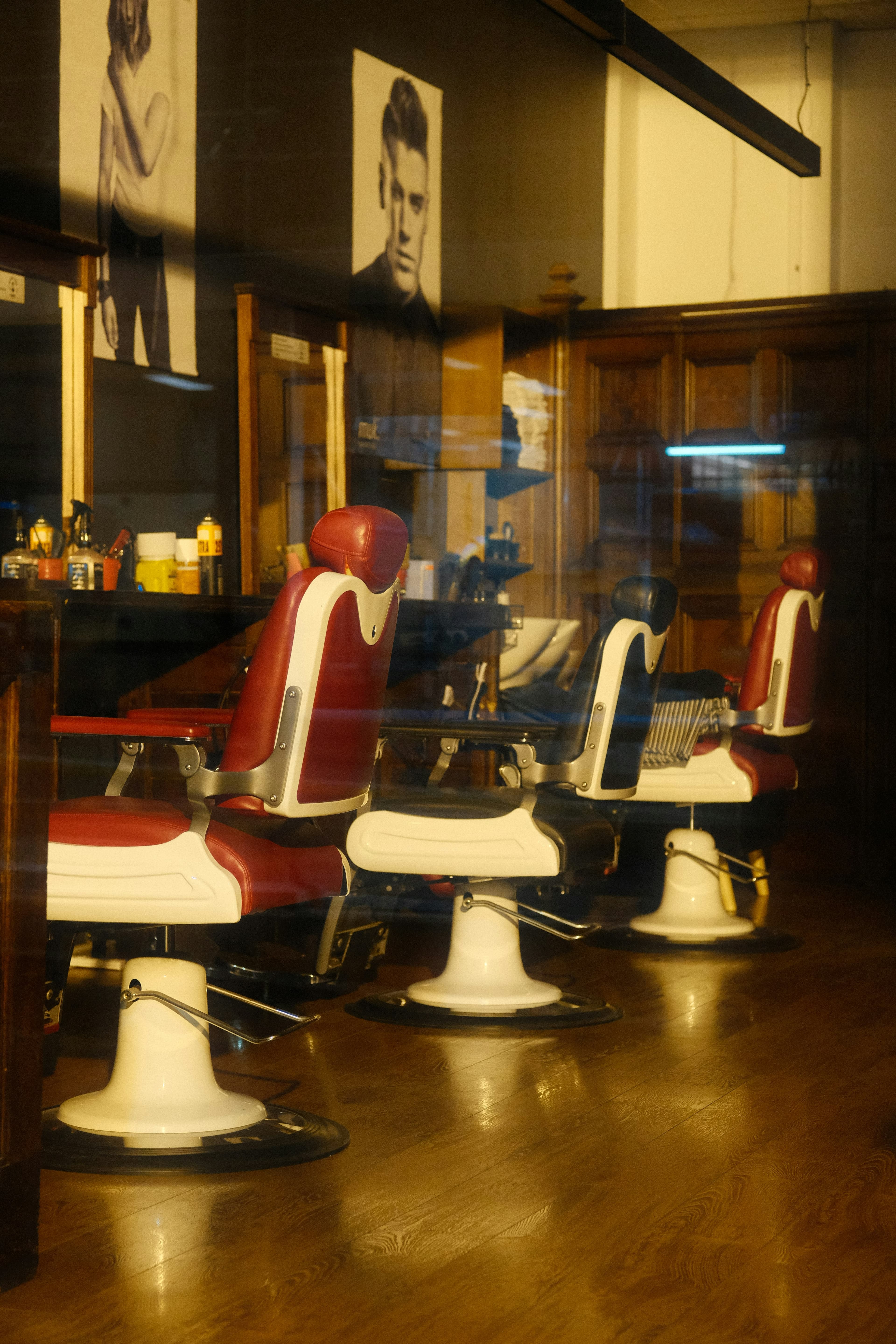 Interior moderno de barbearia